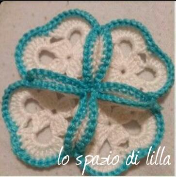 Copertina crochet per neonato con i fiori a rilievo