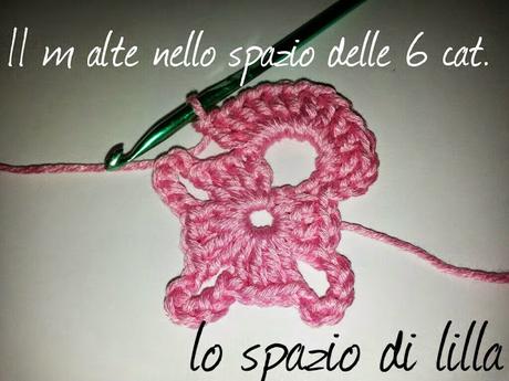 Copertina crochet per neonato con i fiori a rilievo