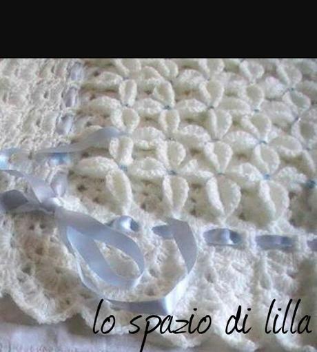 Copertina crochet per neonato con i fiori a rilievo