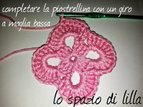 Copertina crochet per neonato con i fiori a rilievo