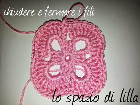 Copertina crochet per neonato con i fiori a rilievo