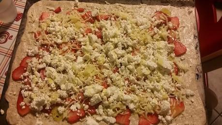 Pizza integrale con feta, fragole, rucola e glassa d'aceto balsamico...insolita ma buonissima!