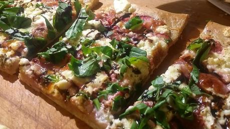 Pizza integrale con feta, fragole, rucola e glassa d'aceto balsamico...insolita ma buonissima!