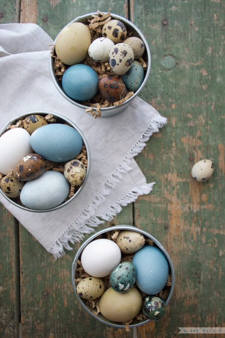 Dyeing Easter eggs // Uova pasquali