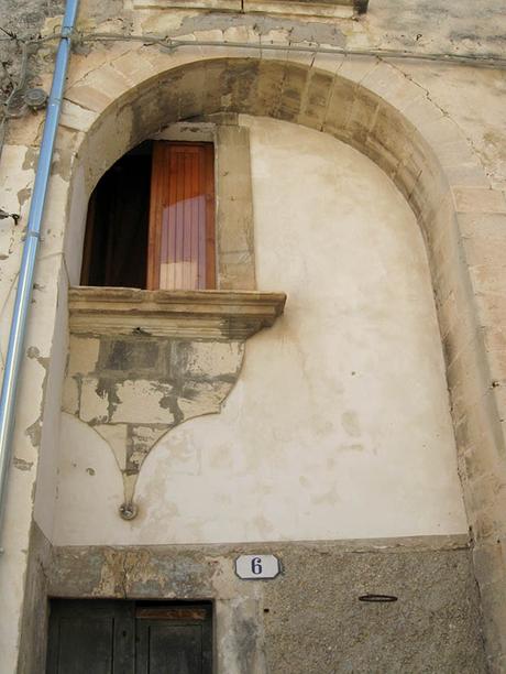 In un vicolo di Ragusa Ibla, sovrapposizioni su una facciata