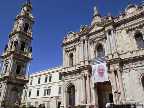 Pompei, sede del Santuario Mariano e Scavi