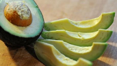 Avocado: proprietà e rimedi naturali