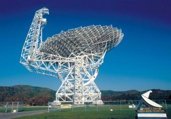 IL Robert C. Byrd Green Bank Telescope della National Science Foundation, che si unirà al team NANOGrav per la caccia alle onde gravitazionali. Crediti: NRAO/AUI/NSF