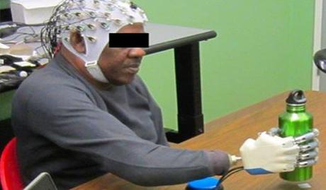 Interfaccia cervello-macchina non invasivo per mano bionica