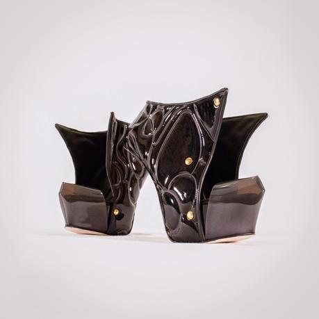 “WALKING THE ART - SKULTOSHOES”  -  LE SCARPE SI VESTONO D'ARTE