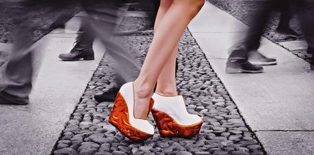 “WALKING THE ART - SKULTOSHOES”  -  LE SCARPE SI VESTONO D'ARTE