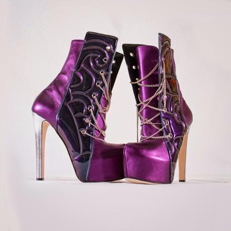 “WALKING THE ART - SKULTOSHOES”  -  LE SCARPE SI VESTONO D'ARTE