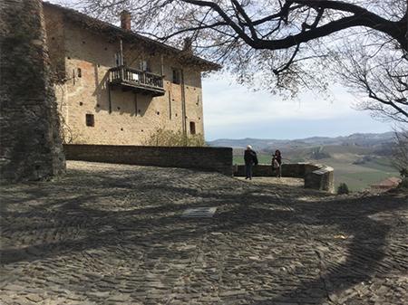 Spring in Serralunga D’Alba + outfit x 2 (Una gita nelle Langhe + doppio outfit con dettagli shock Ila & Ste)