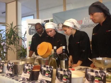 Alassio: Italian Food Riviera Class Expo- Scuola a lezione con lo chef Johnson B. Maruma