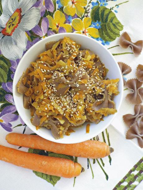 Pasta integrale alle carote, topinambur e semi di sesamo