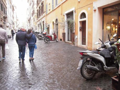 Il blitz a Via Urbana. Dopo mesi di lotta pro-pedonalizzazione si disegna una segnaletica cervellotica e pericolosa. Ecco 30 foto