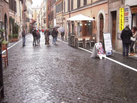 Il blitz a Via Urbana. Dopo mesi di lotta pro-pedonalizzazione si disegna una segnaletica cervellotica e pericolosa. Ecco 30 foto