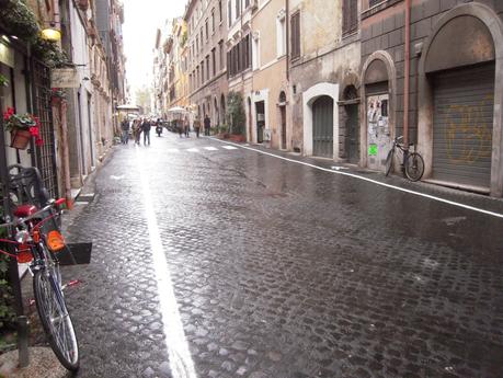 Il blitz a Via Urbana. Dopo mesi di lotta pro-pedonalizzazione si disegna una segnaletica cervellotica e pericolosa. Ecco 30 foto