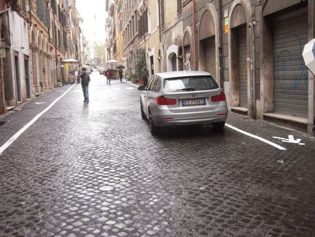 Il blitz a Via Urbana. Dopo mesi di lotta pro-pedonalizzazione si disegna una segnaletica cervellotica e pericolosa. Ecco 30 foto