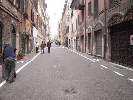 Il blitz a Via Urbana. Dopo mesi di lotta pro-pedonalizzazione si disegna una segnaletica cervellotica e pericolosa. Ecco 30 foto