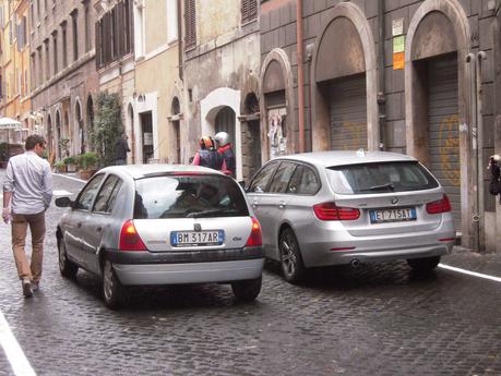 Il blitz a Via Urbana. Dopo mesi di lotta pro-pedonalizzazione si disegna una segnaletica cervellotica e pericolosa. Ecco 30 foto