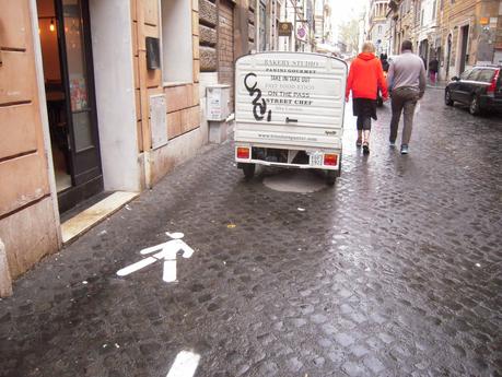 Il blitz a Via Urbana. Dopo mesi di lotta pro-pedonalizzazione si disegna una segnaletica cervellotica e pericolosa. Ecco 30 foto