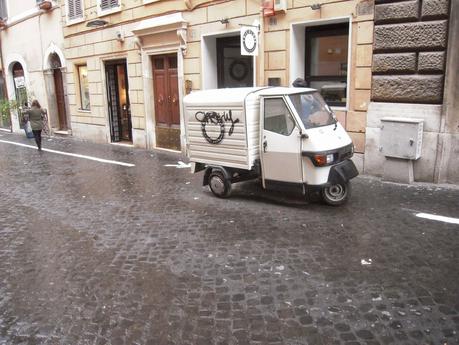 Il blitz a Via Urbana. Dopo mesi di lotta pro-pedonalizzazione si disegna una segnaletica cervellotica e pericolosa. Ecco 30 foto