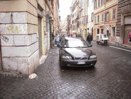 Il blitz a Via Urbana. Dopo mesi di lotta pro-pedonalizzazione si disegna una segnaletica cervellotica e pericolosa. Ecco 30 foto