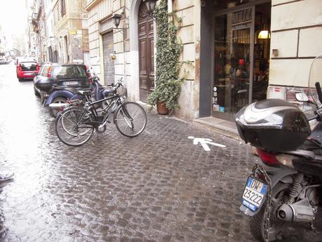 Il blitz a Via Urbana. Dopo mesi di lotta pro-pedonalizzazione si disegna una segnaletica cervellotica e pericolosa. Ecco 30 foto