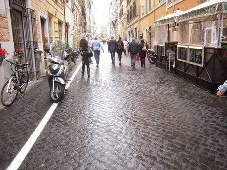 Il blitz a Via Urbana. Dopo mesi di lotta pro-pedonalizzazione si disegna una segnaletica cervellotica e pericolosa. Ecco 30 foto