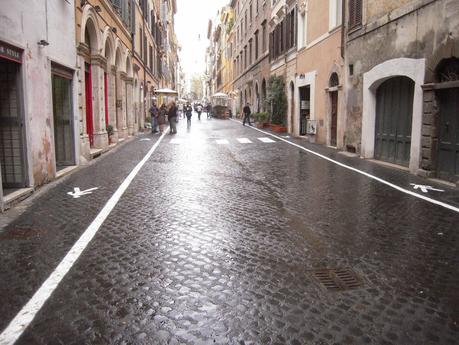 Il blitz a Via Urbana. Dopo mesi di lotta pro-pedonalizzazione si disegna una segnaletica cervellotica e pericolosa. Ecco 30 foto