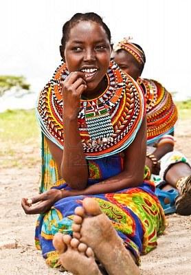 12590532-africa-kenya-samburu-8-novembre-ritratto-di-donna-samburu-indossa-tradizionali-accessori-fatti-a-man