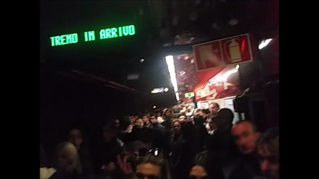 Video straordinario. Borseggi in metro, turisti si incaxxano e strangolano una ragazzina. La metro si blocca. Il caos Video straordinario. Borseggi in metro, turisti si incaxxano e strangolano una ragazzina. La metro si blocca. Il caos