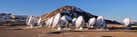 Alcune delle antenne di ALMA sul Plateau di Chajnantor, 5.000 metri sul livello del mare. Crediti: ALMA (ESO/NAOJ/NRAO)/W. Garnier (ALMA)