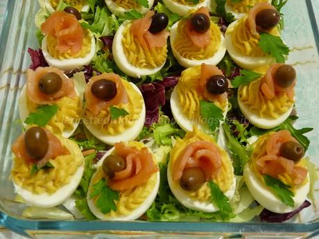 Uova ripiene con tonno, olive e salmone affumicato
