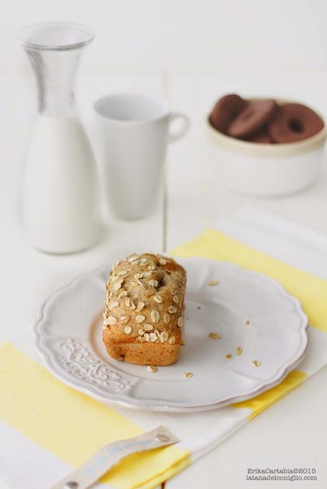 Piccoli banana bread vegani con farro e avena