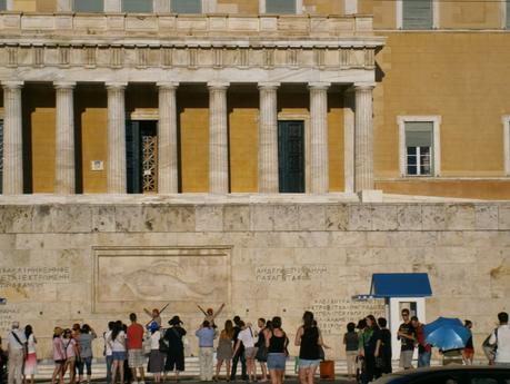 Nessuno vuole bene ai banchieri (in Grecia): ma è il caso di tagliargli la testa? Petros Markaris, Prestiti scaduti