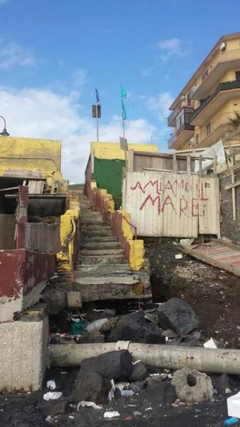 Torre del Greco: spiagge invase da scoli fognari Torre del Greco: spiagge invase da scoli fognari