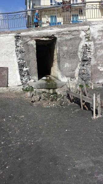 Torre del Greco: spiagge invase da scoli fognari scarico fognario