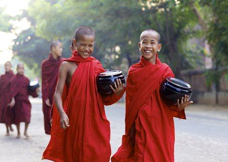 02374f4b-33a8-426d-b192-03bcf43b238f.Burma-Myanmar-buddhist-monks