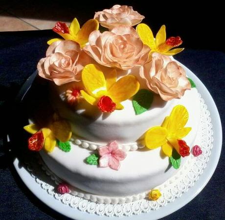 Torta addio al nubilato, rose e orchidee