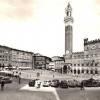 Seduto in Piazza del Campo, a Siena Piazza del Campo prima della chiusura alle auto nel 1962 - Foto tratta da ILPALIO.ORG