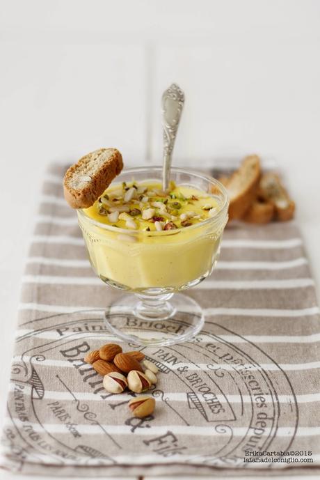 Crema ai fiori di arancio con mandorle, pinoli e pistacchi