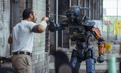 Chappie in un scena del film - Photo: courtesy of Warner Bros. 