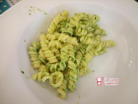 torchietti con pesto di rucola e mandorle