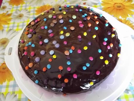 TORTA CIOCCOLATOSA CON GANACHE E SMARTIES