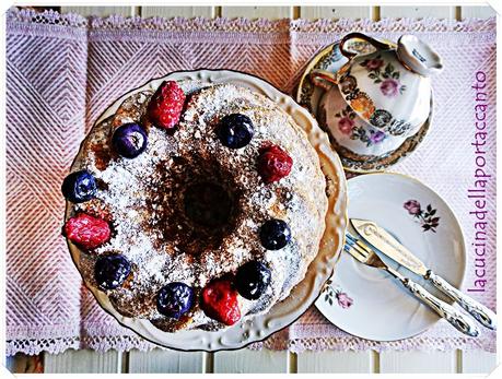 Torta con frutti di bosco e fragole senza latticini  / Cake with berries and strawberries without dairy products