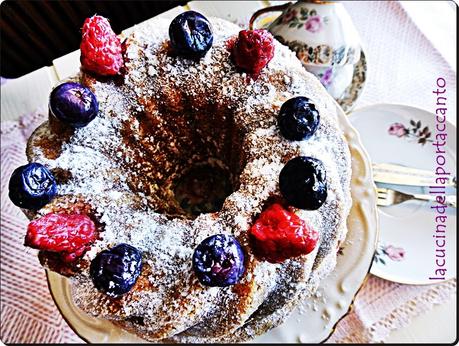 Torta con frutti di bosco e fragole senza latticini  / Cake with berries and strawberries without dairy products