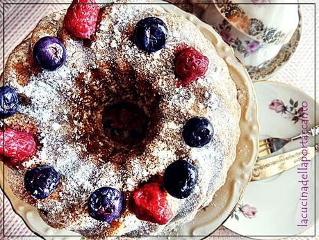 Torta con frutti di bosco e fragole senza latticini  / Cake with berries and strawberries without dairy products