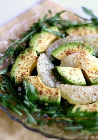 INSALATA DI AVOCADO, RUCOLA E POMPELMO CON SEMI DI LINO